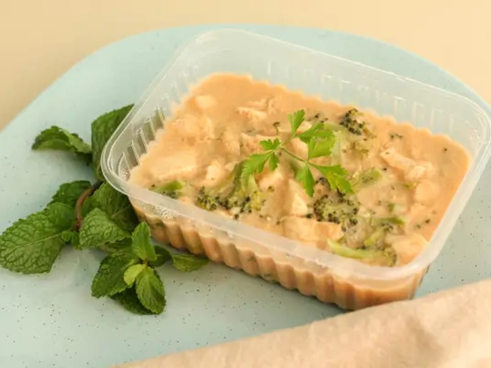 Cubos de frango, brócolis e molho branco