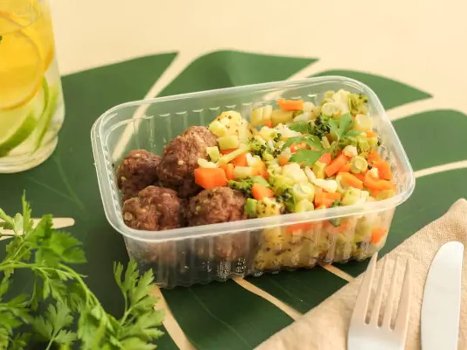 Almôndegas, legumes e batatas temperadas