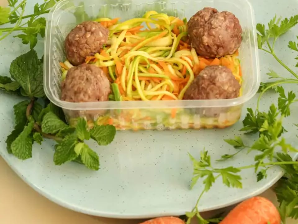 Almôndegas com macarrão de abobrinha e cenoura