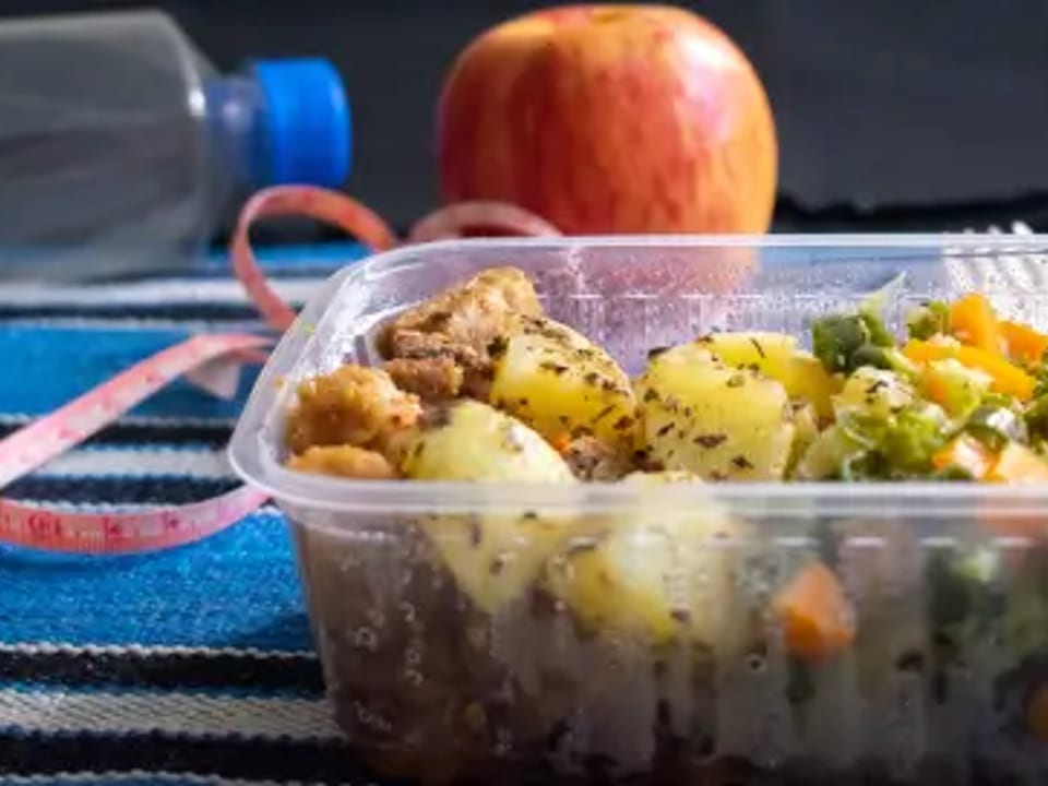 Pernil picadinho com legumes e batatas temperadas com ervas