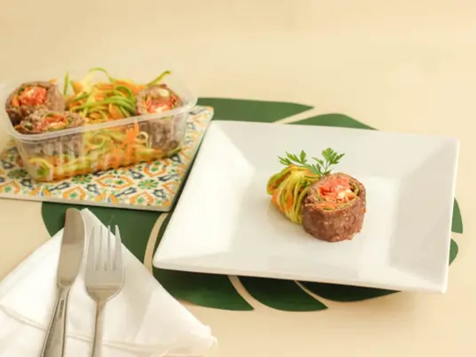Rocambole de carne com macarrão de abobrinha
