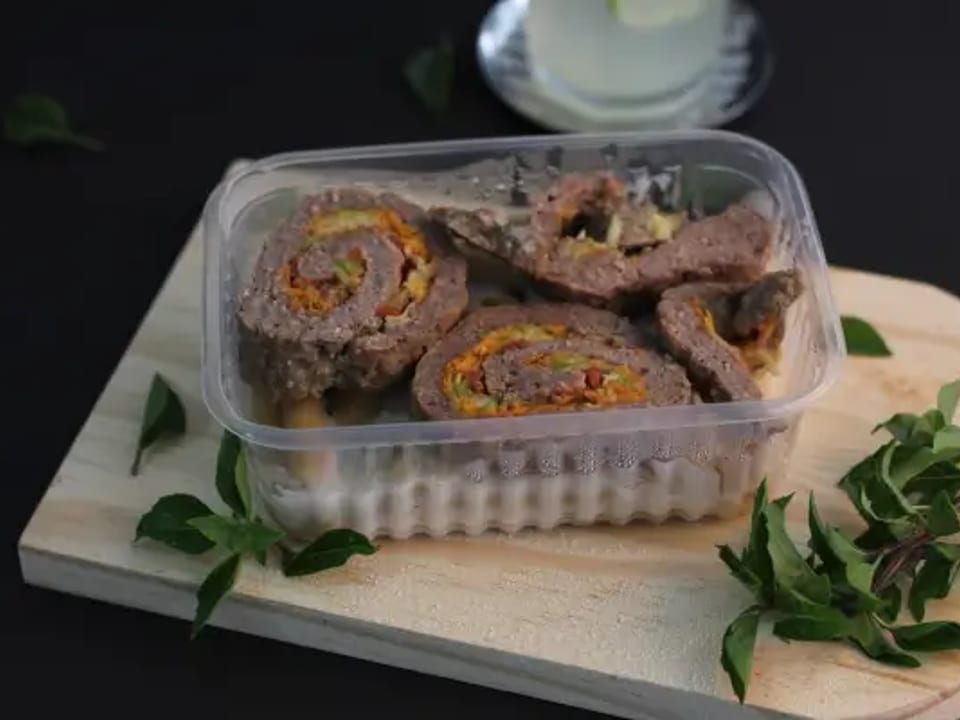 Rocambole de carne com macarrão integral com molho branco