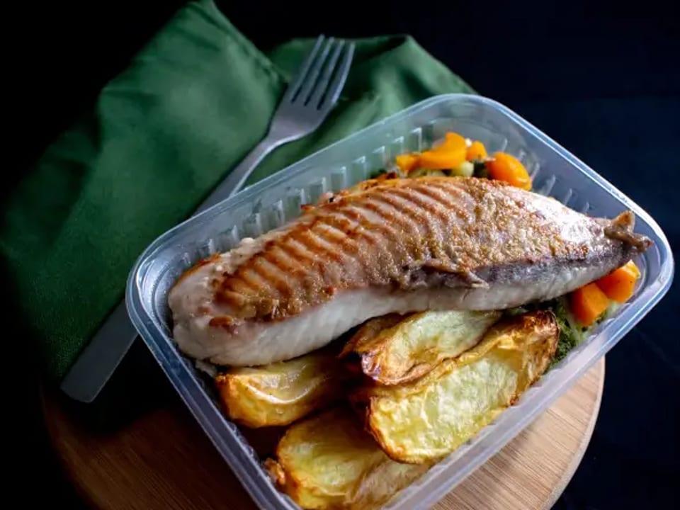 Tilápia com legumes e batatas assadas