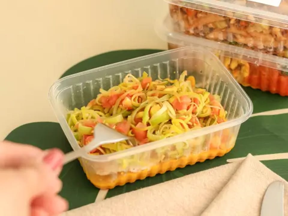 Tilápia com purê de abóbora, alho poró e tomate