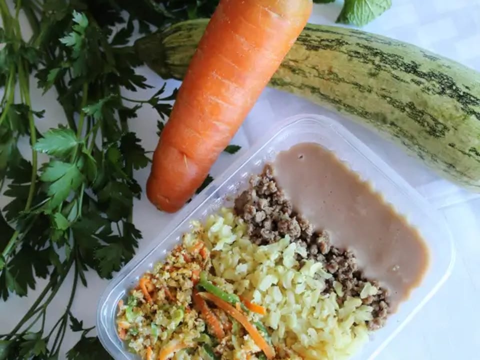 Carne moída, arroz integral, feijão, farofa de abobrinha