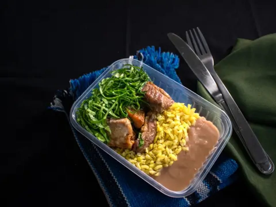 Costelinha assada, arroz integral, feijão e couve