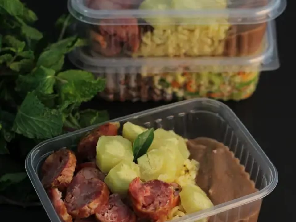 Linguiça assada, arroz integral, feijão e batata doce