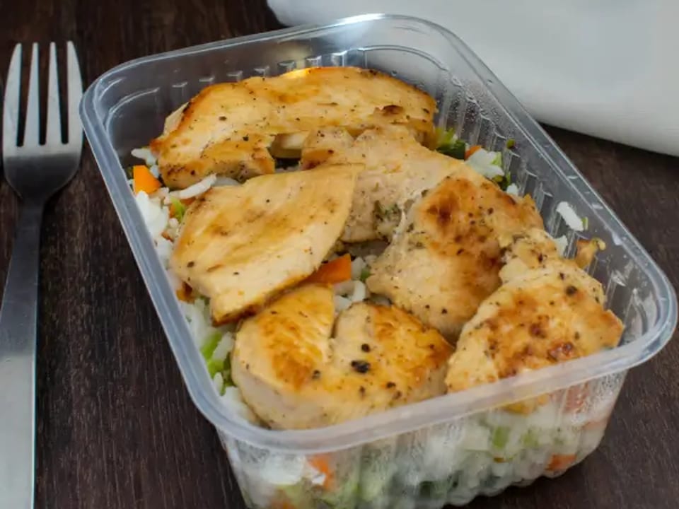 Frango grelhado, arroz integral, feijão, cenoura