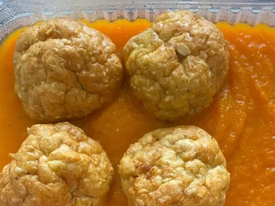Almôndegas de frango com purê de cenoura