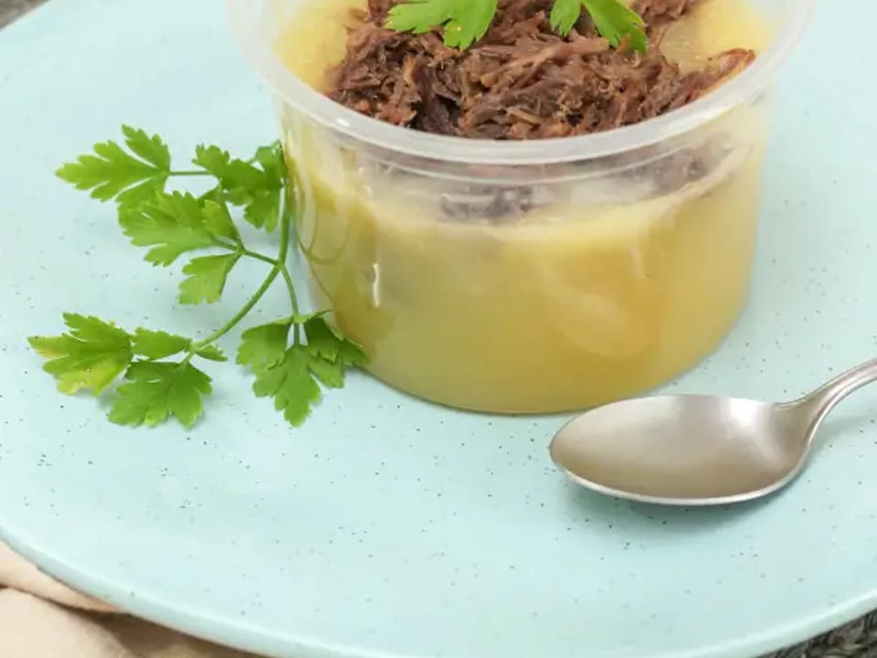Caldo de mandioca com carne desfiada