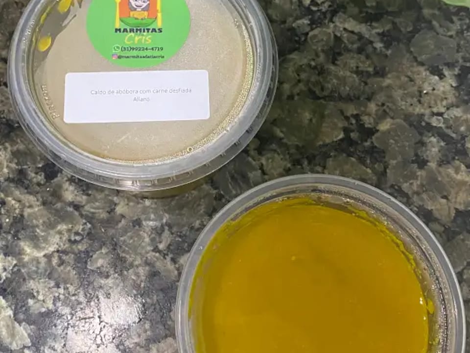 Caldo de abóbora com carne desfiada