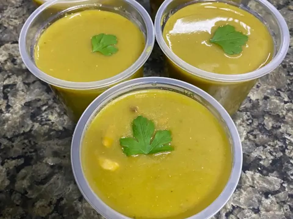 Caldo de mandioca com calabresa