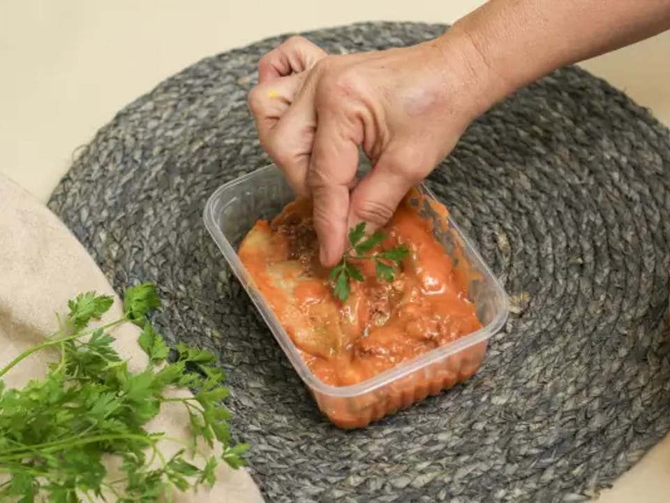 Lasanha de abobrinha com frango, molho vermelho e molho branco