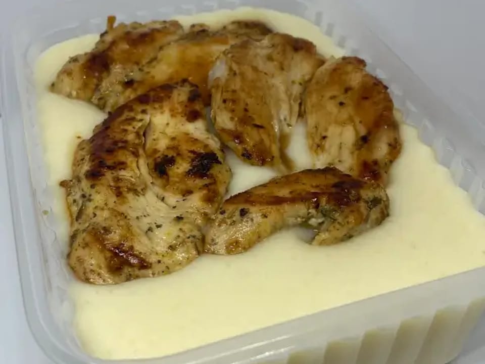 Purê de batatas com frango grelhado