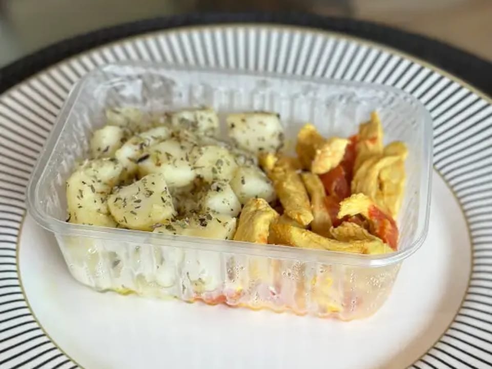 Frango em tiras com tomate e batatas temperadas