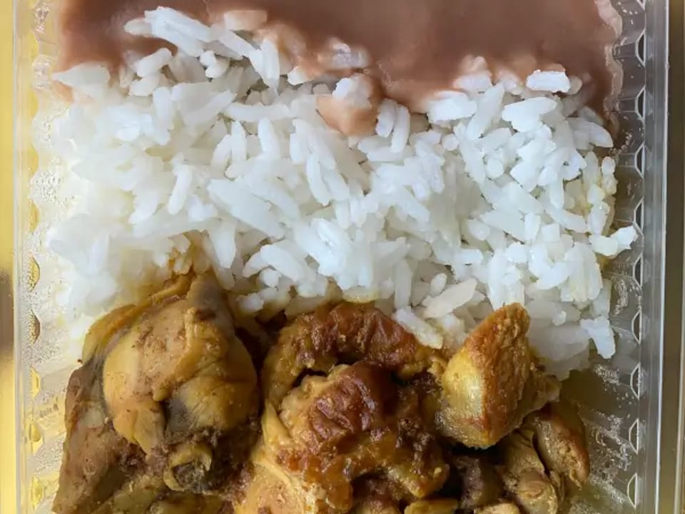 Coxa e sobrecoxa de molho, arroz integral e feijão