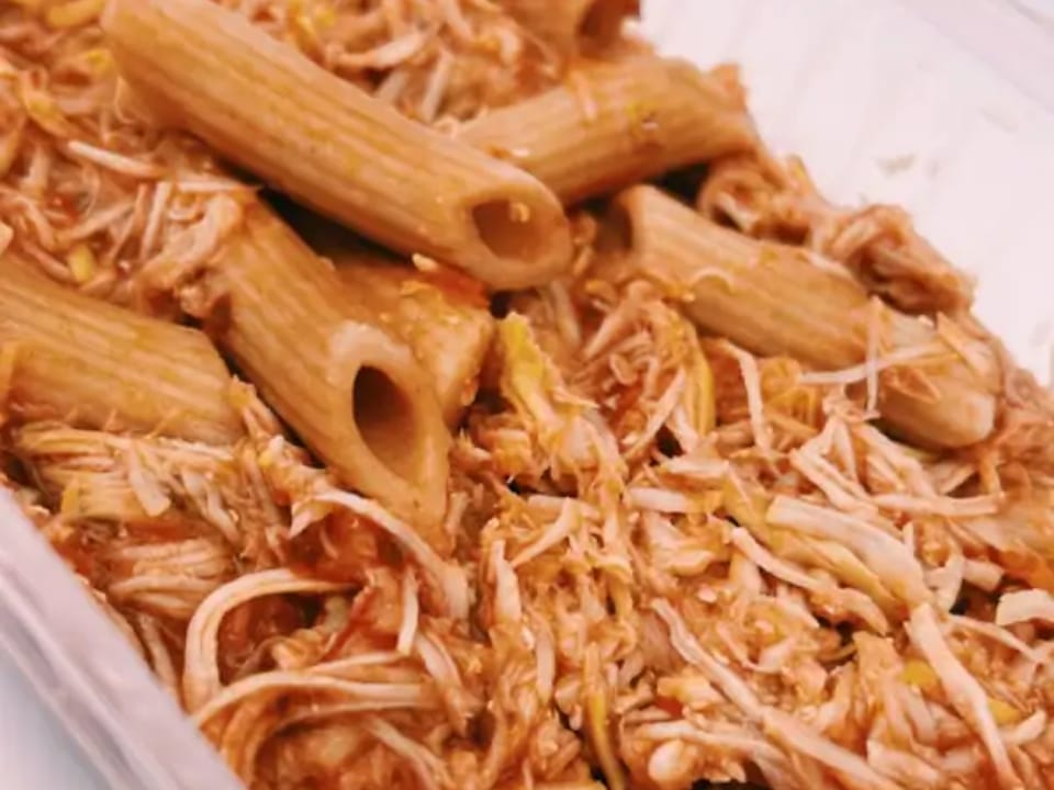 Frango desfiado, molho vermelho com macarrão integral