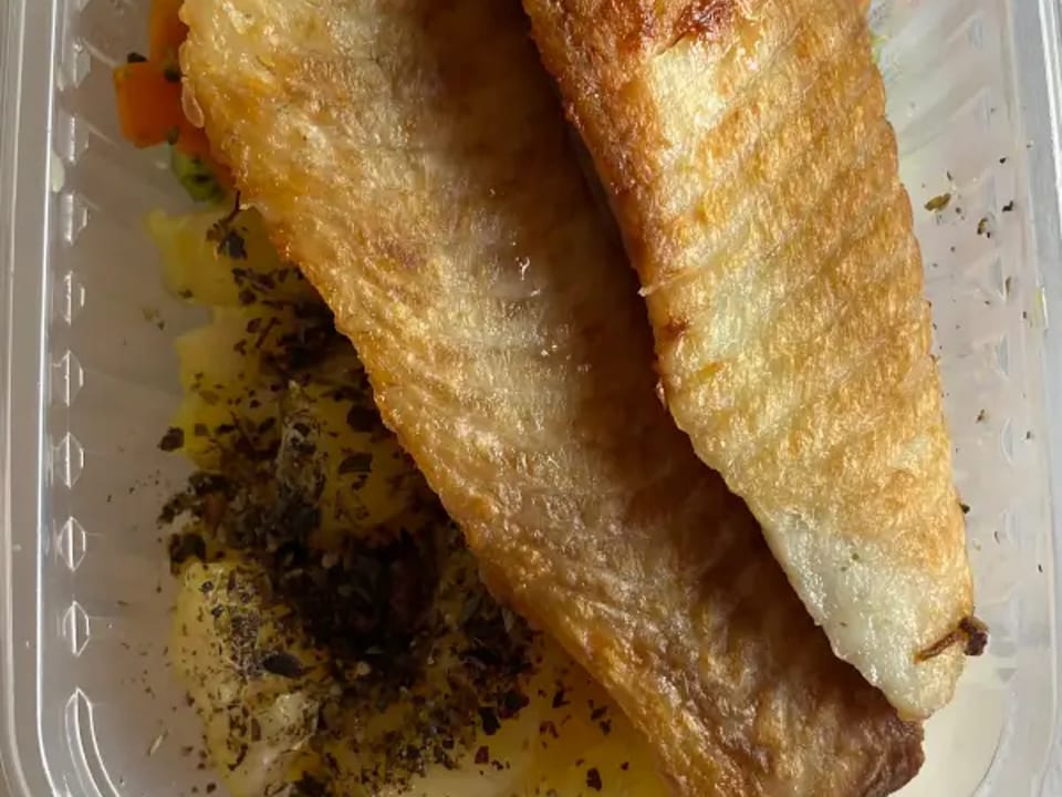 Tilápia, mandioca temperada e legumes