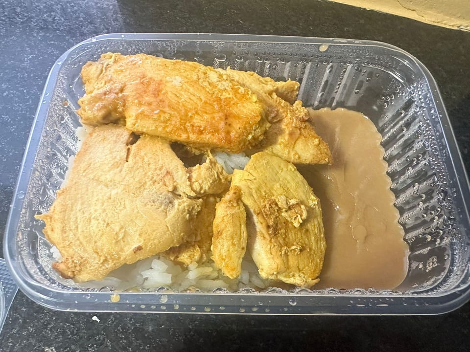 Frango grelhado, arroz integral e feijão