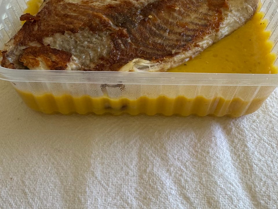 Tilápia com purê de banana da terra