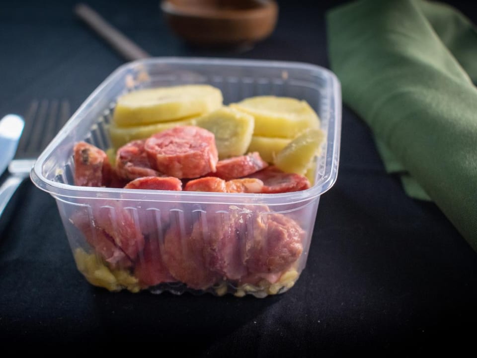 Linguiça assada com batata doce