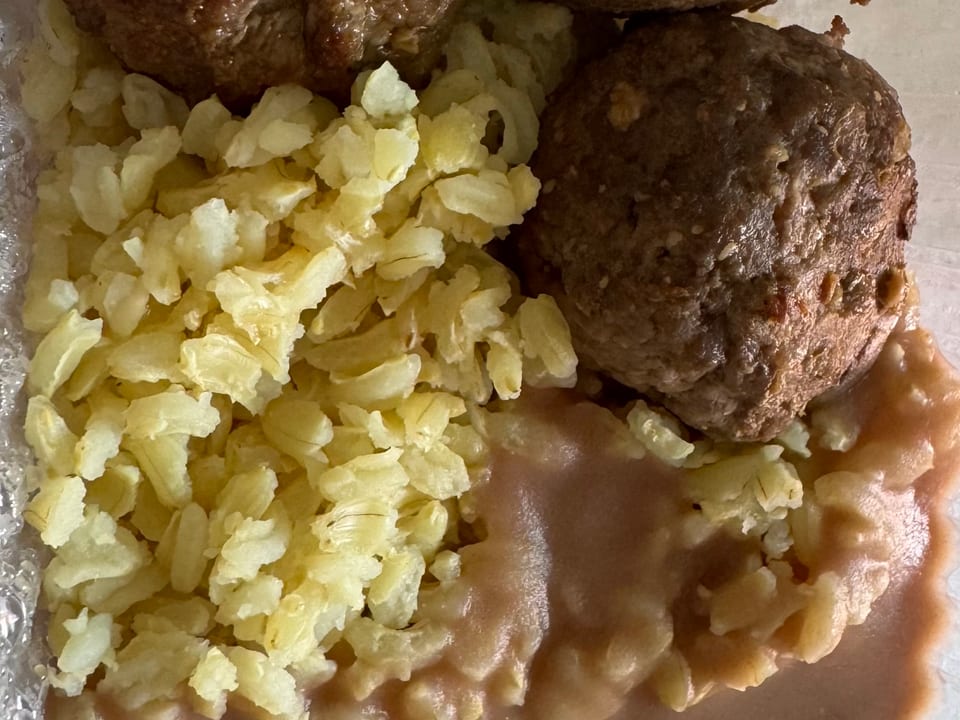 Almôndegas, arroz e feijão