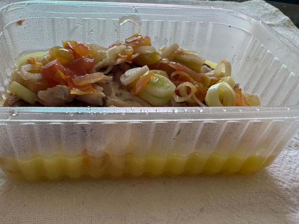 Tilápia com purê de mandioca e alho-porró e tomate