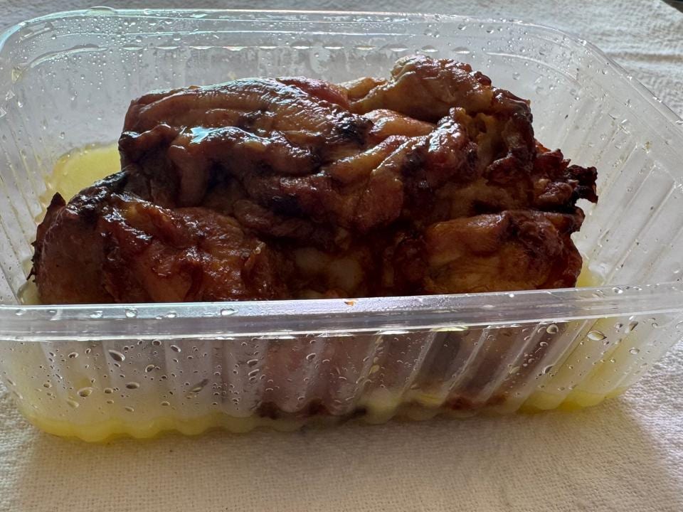 Coxa e sobrecoxa assadas com purê de batatas