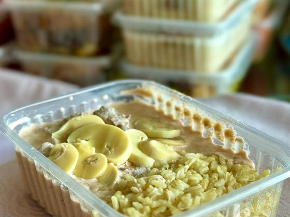 Estrogonofe de filé mignon, arroz e cogumelos